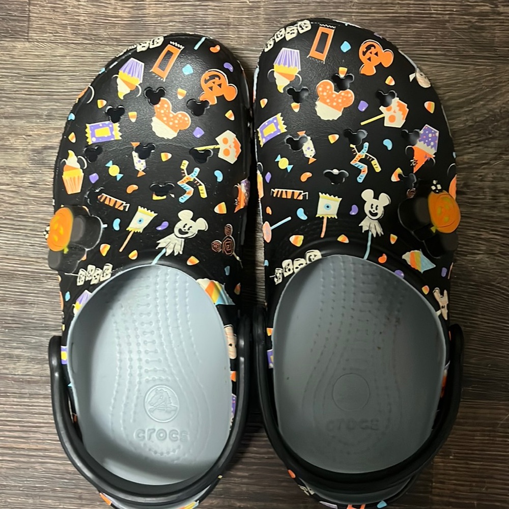 2020 Disney Parks Halloween Crocs men’s 6 women’s 8 gently used